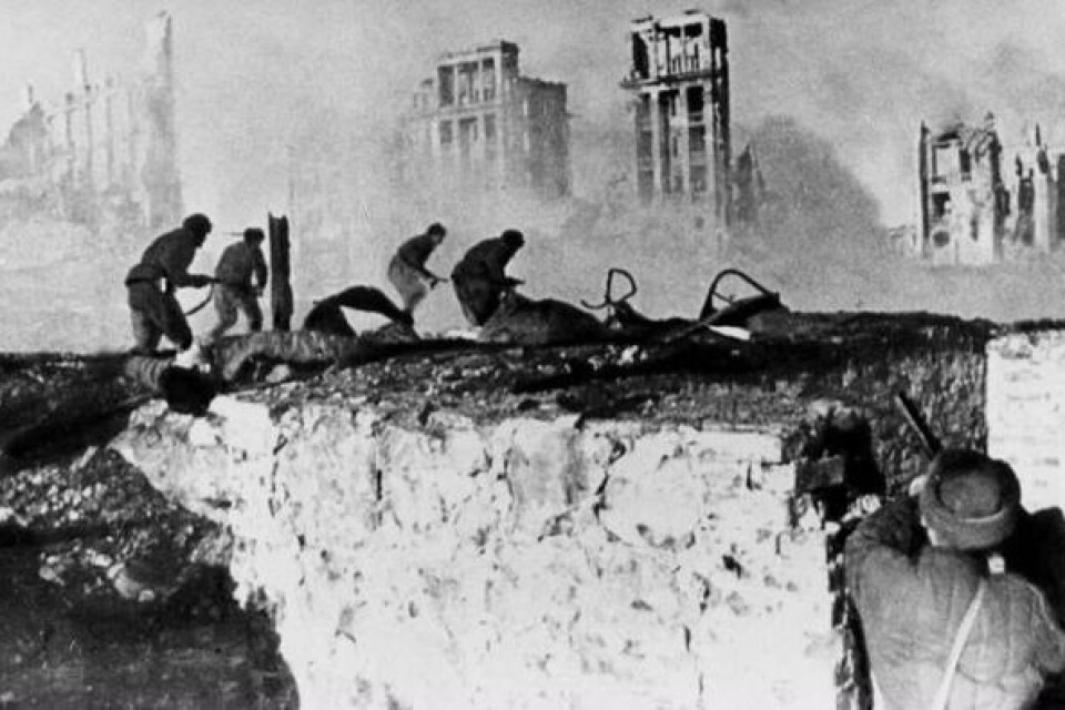 Under slaget om Stalingrad 1942?1943 tros cirka en halv miljon ryska soldater har stupat eller försvunnit utan ett spår. På den tyska sidan stupade ungefär 150 000 soldater under striderna och ytterligare cirka 100 000 dog senare i sovjetisk krigsfångenskap.