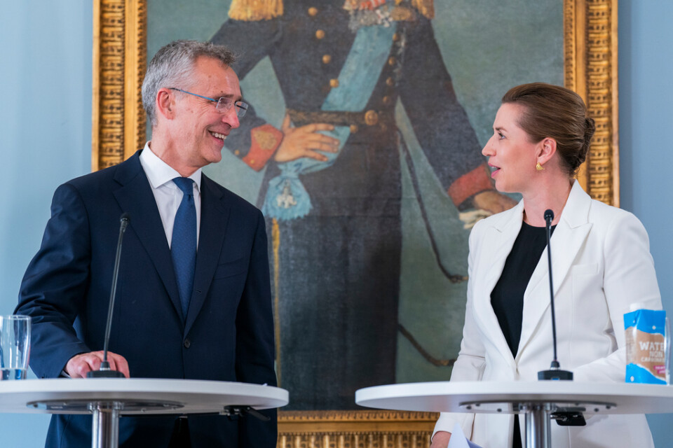 Natos generalsekreterare Jens Stoltenberg och Danmarks statsminister Mette Frederiksen under ett möte i Köpenhamn förra året. Arkivbild.