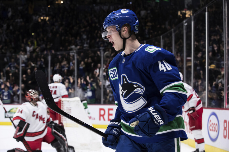 Vancouvers Elias Pettersson jublar efter sinn 100:e poäng i NHL.
