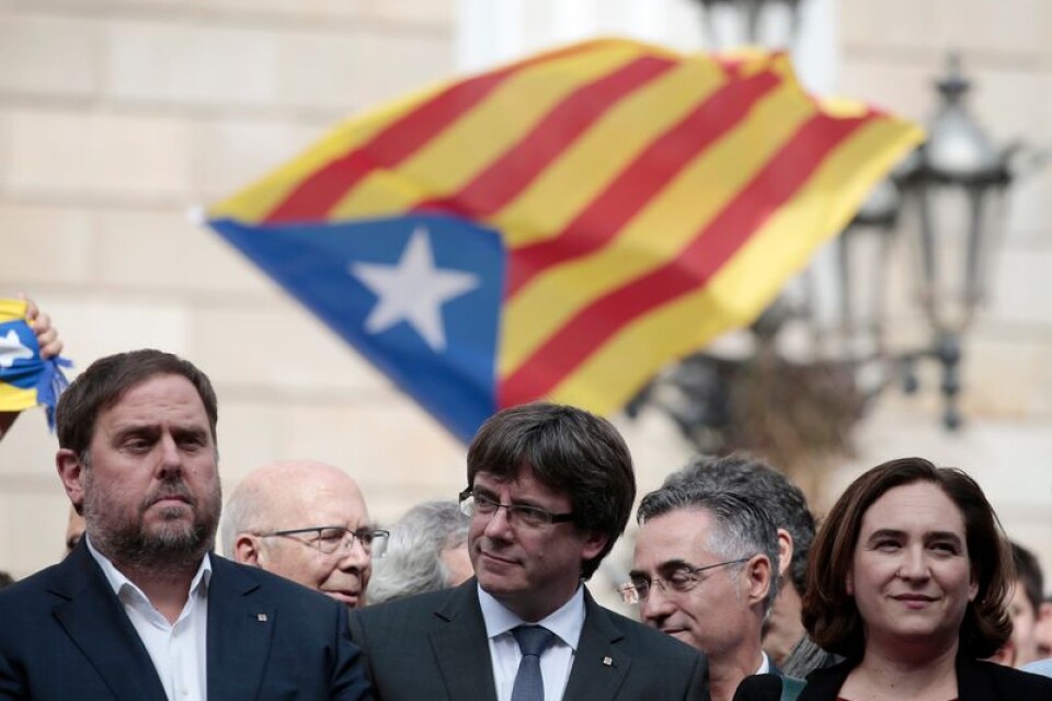 Kataloniens regionpresident Carles Puigdemont i mitten.