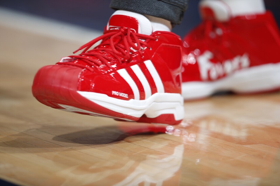 Ett par Adidas-skor i samband med en basketmatch i NBA-ligan. Arkivbild.