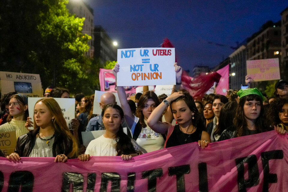 Italienska kvinnor demonstrerar för en starkare tillämpning av landets abortlag, som många anser är i fara, i Milano i slutet av september.