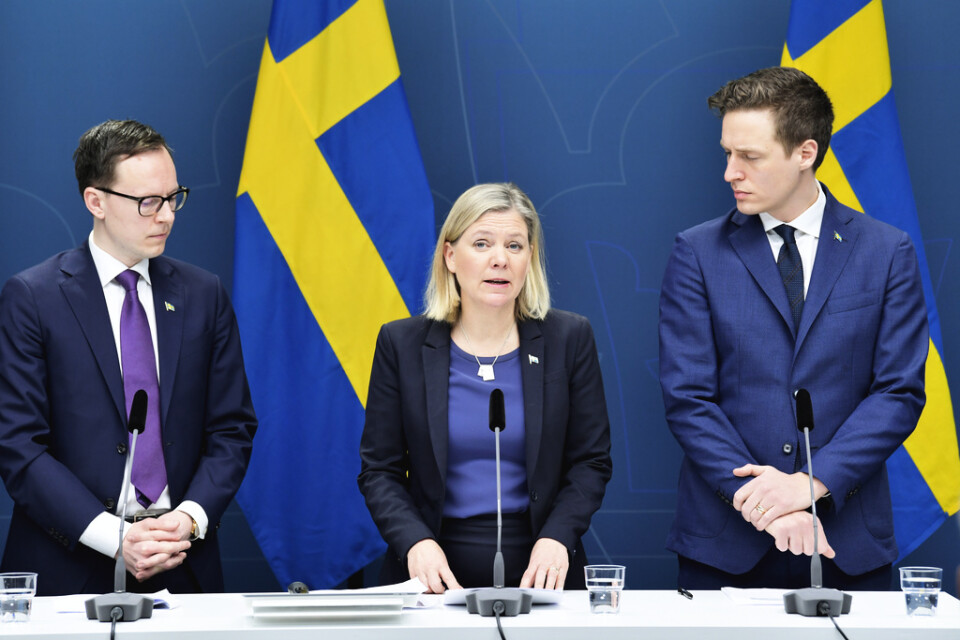 Finansminister Magdalena Andersson (S) flankeras av Mats Persson (L) (till vänster) och Emil Källström (C). Arkivbild.