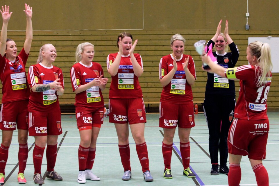 Lagkaptenen Ida Johansson fick lyfta bucklan i Rällahallen under 2017 års upplaga. Tar Glömminge-Algutsrum hem damturneringen i år också?
