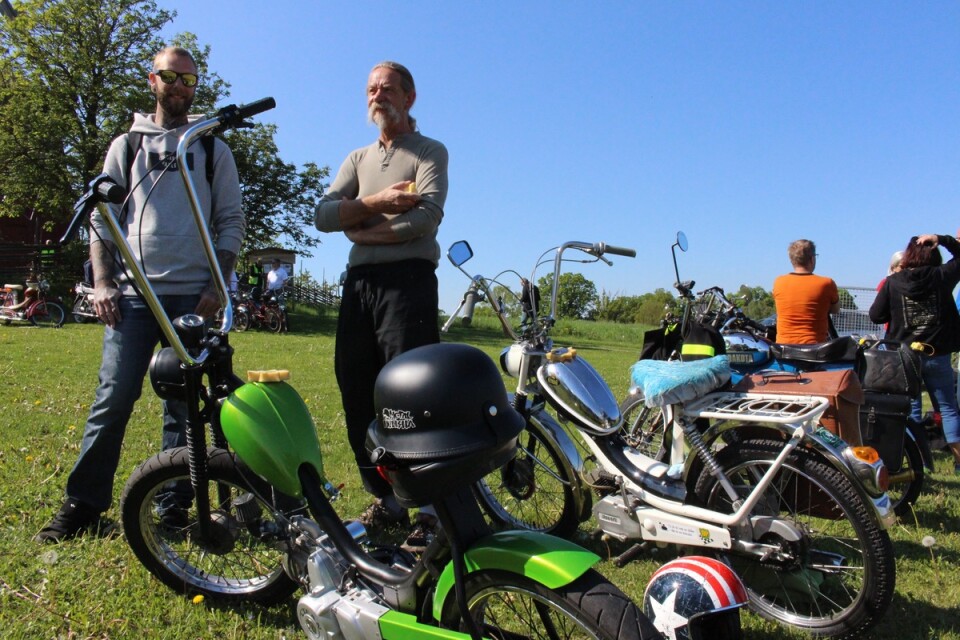 Joacim Karlsson och Tonny Karlsson är mopedbitna. De gillar att mopederna är så enkla att skruva på. Joacim har byggt ihop den gröna mopeden själv och kallar den för Frankensteins monster.