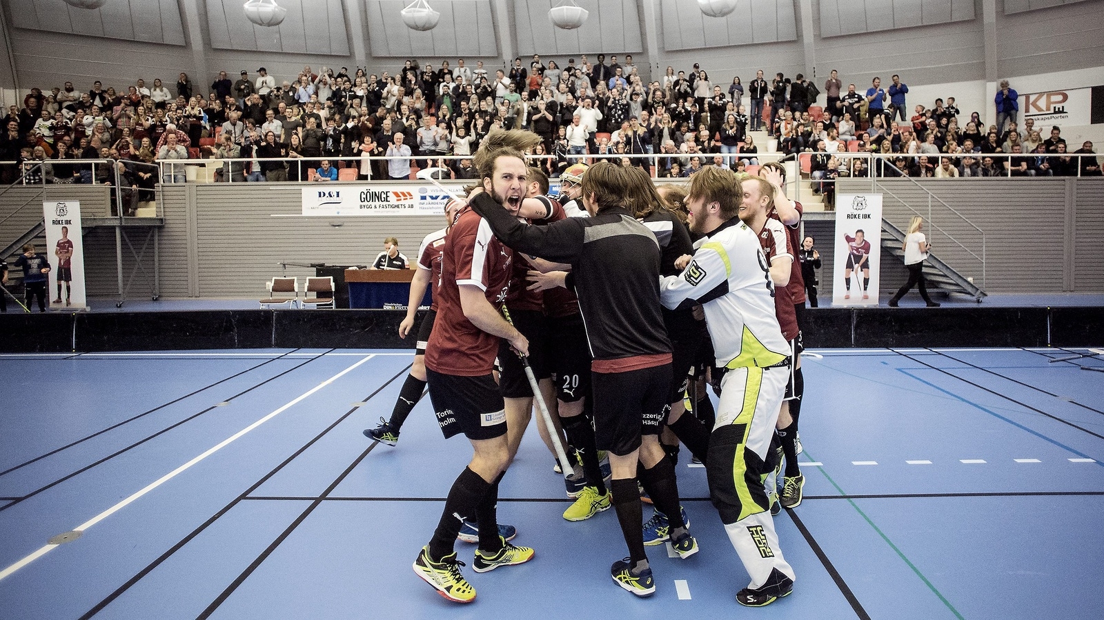 Galen glädje i Röke IBK efter segermålet i sudden death. Nu väntar en avgörande match för Edvin Andersson & Co i Åstorp. Foto: JÖRGEN JOHANSSON
