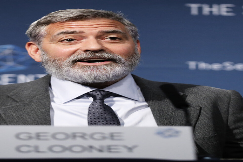 Skådespelaren George Clooney vid en presskonferens i London, då han som företrädare för organisationen The Sentry pekar ut globala företag som medskyldiga till oroligheterna i Sydsudan.