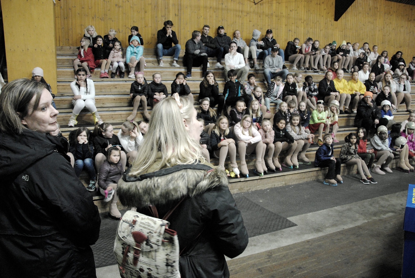 Joanna Cato Idström och Li Bäckdahl går igenom vad som gäller med åkarna inför onsdagens repetition.