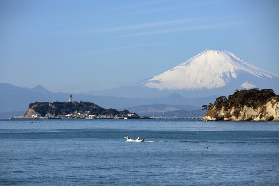 De japanska fiskarnas öde har väckt heta känslor efter att deras fartyg beslagtagits av Ryssland. Arkivbild från Sagami-bukten med berget Fuji synligt i bakgrunden.