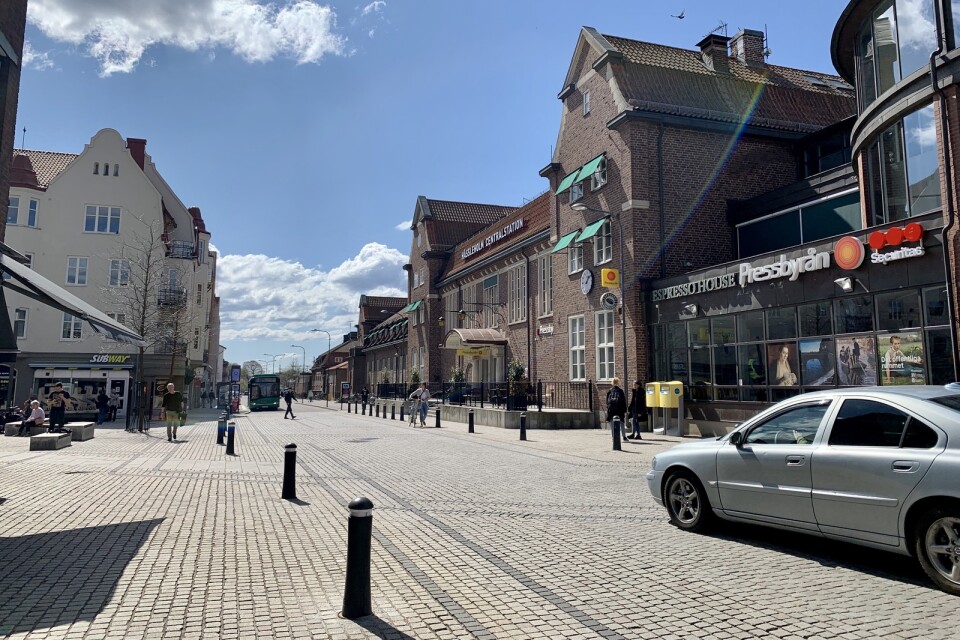Från och med måndagen stängs Järnvägsgatan av för asfalteringsarbeten. När den sedan öppnar igen är det med dubbelriktad trafik.