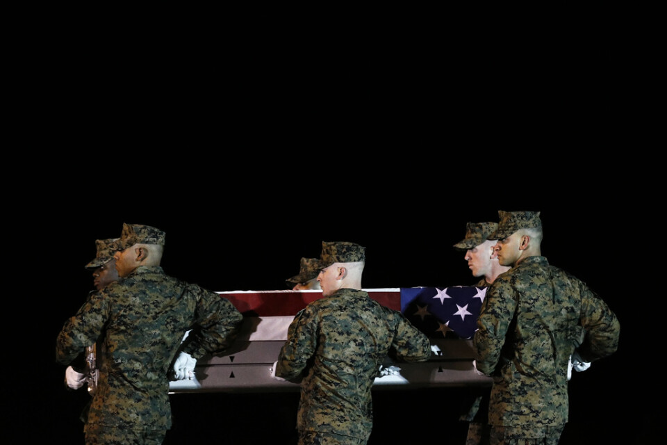 En dödad amerikansk marinkårssoldat förs till sin hemfärd av sina kollegor. Kriget i Afghanistan, som pågått sedan 2001, är USA:s längsta. Arkivbild.
