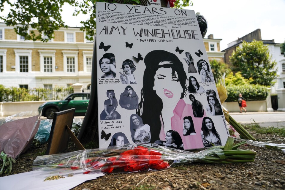 Amy Winehouse hedrades med meddelanden, blommor, ballonger och bilder utanför fastigheten i norra London där hon hittades död i juli 2011.