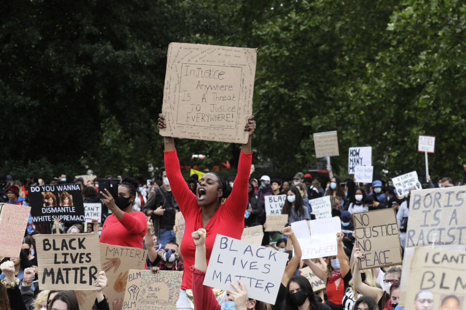 Tusentals protesterar mot rasism i Hyde Park, London.
