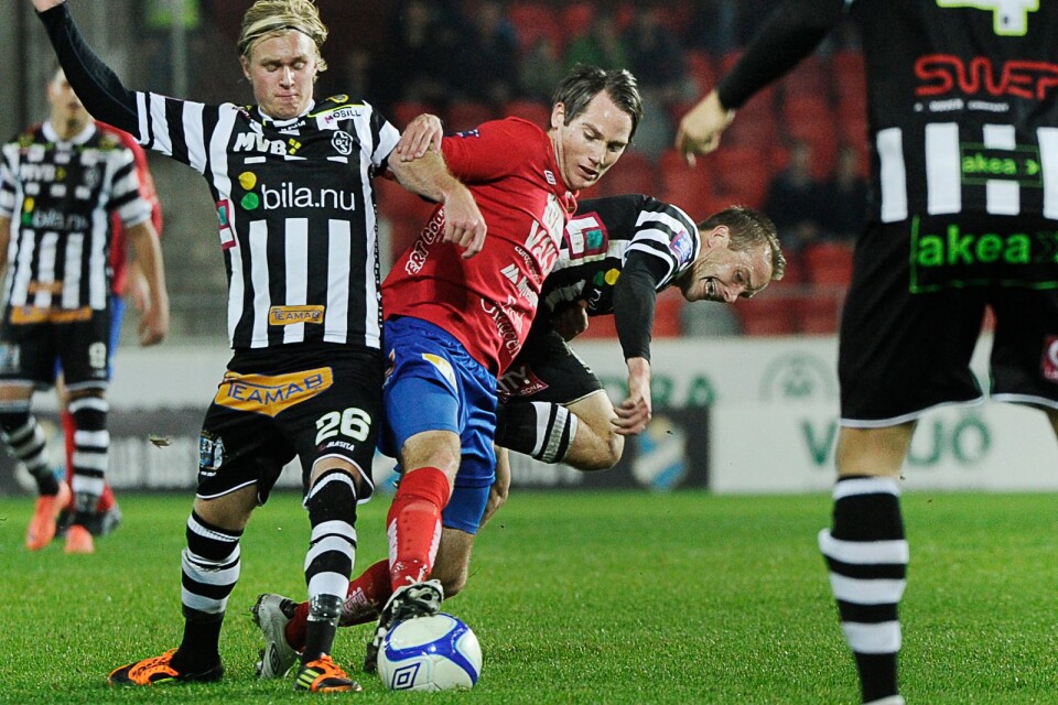 Mathias Andersson (till vänster), då i Landskrona, under en superettanmatch mot Öster 2012. Den före detta talangen är nu klar för IFK Trelleborg i division tre.