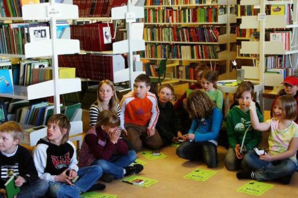 Högtid. Bland bokhyllorna i biblioteket fick eleverna både pris och diplom. Därefter festade de på glass. Foto: Lennart Cromnow