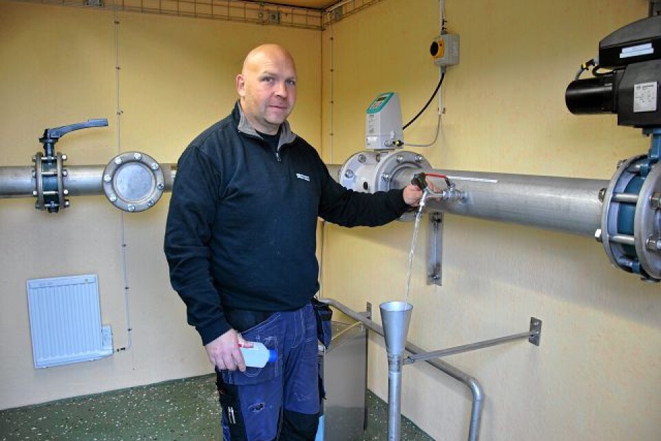 Va-maskinist Björn Lindstrand på Hässleholms vatten tar vattenprover i Vinslöv. Foto: Berit Önell