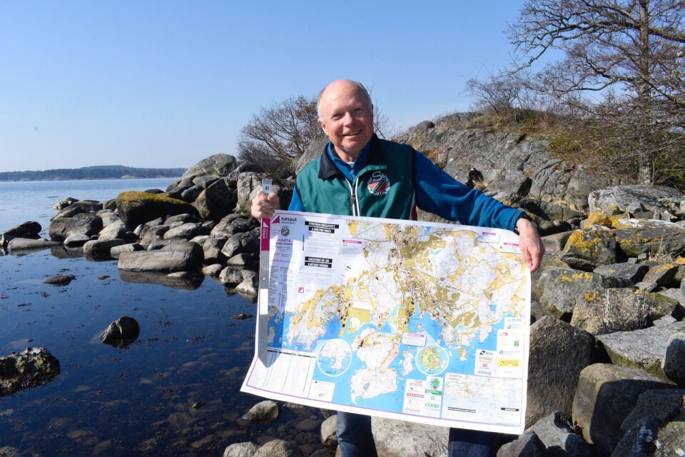 Lars-Gunnar Bengtsson, ordförande i Stigmännen, presenterar den nya Hitta ut-kartan.