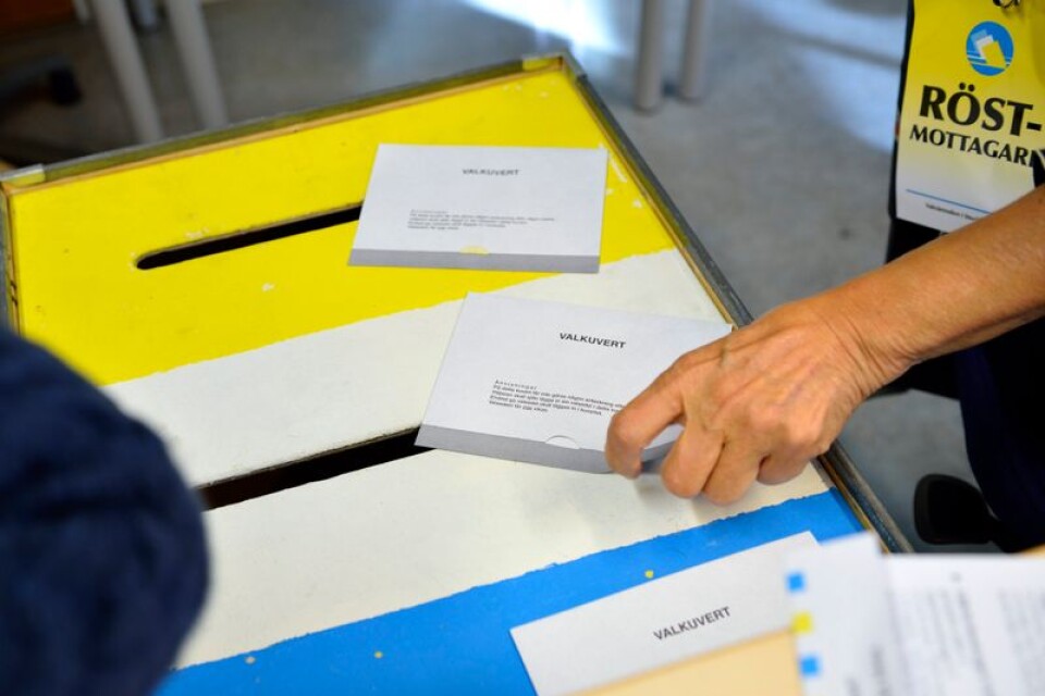STOCKHOLM 20140914Röstning till riksdagsvalet i Mälarhöjdens skola.  Valkuvert läggs i valurna.Foto: Henrik Montgomery / TT / kod: 10060