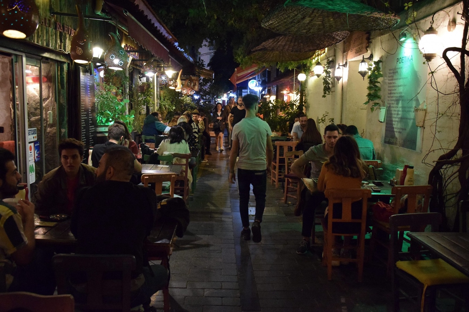 Ska man bo i Izmir är stadsdelen Alsancak den mysigaste och livligaste med mängder av restauranger, affärer, kaféer och pubar.