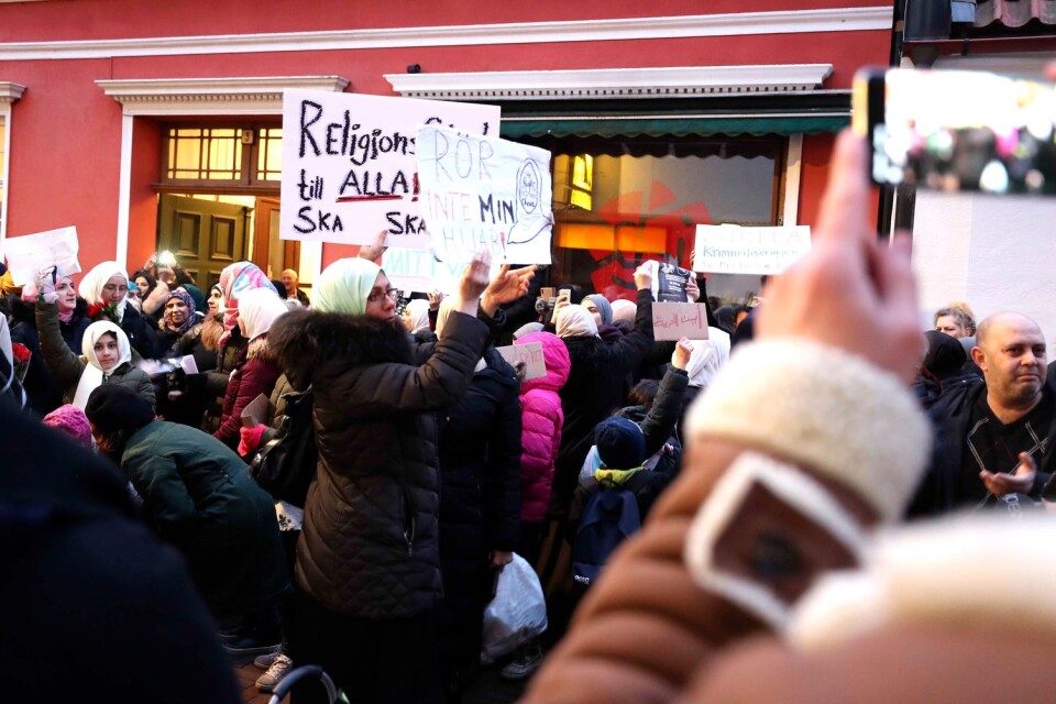 Demostrationer mot slöjförbud i Skurup.