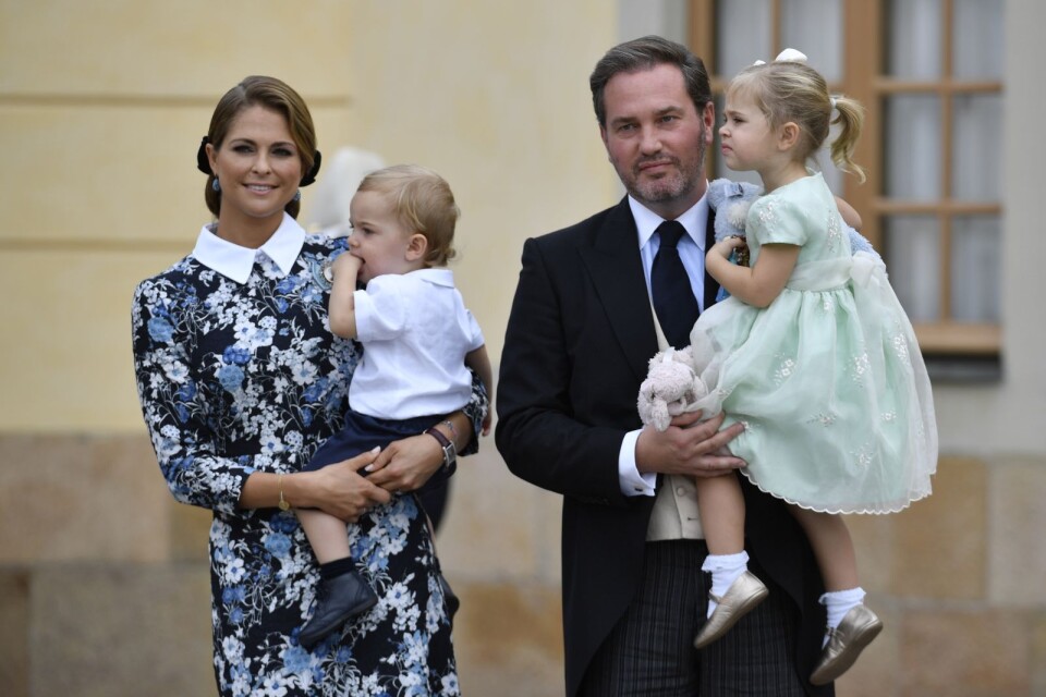 Prinsessan Madeleine med prins Nicolas och Christopher O'Neill med prinsessan Leonore.