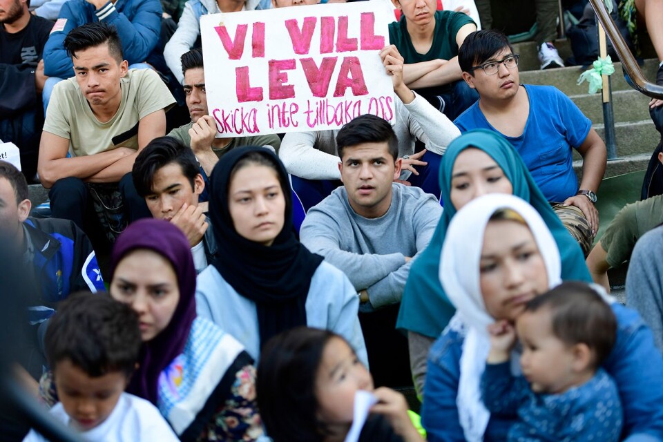 Ensamkommande asylsökande demonstrerar i Stockholm.