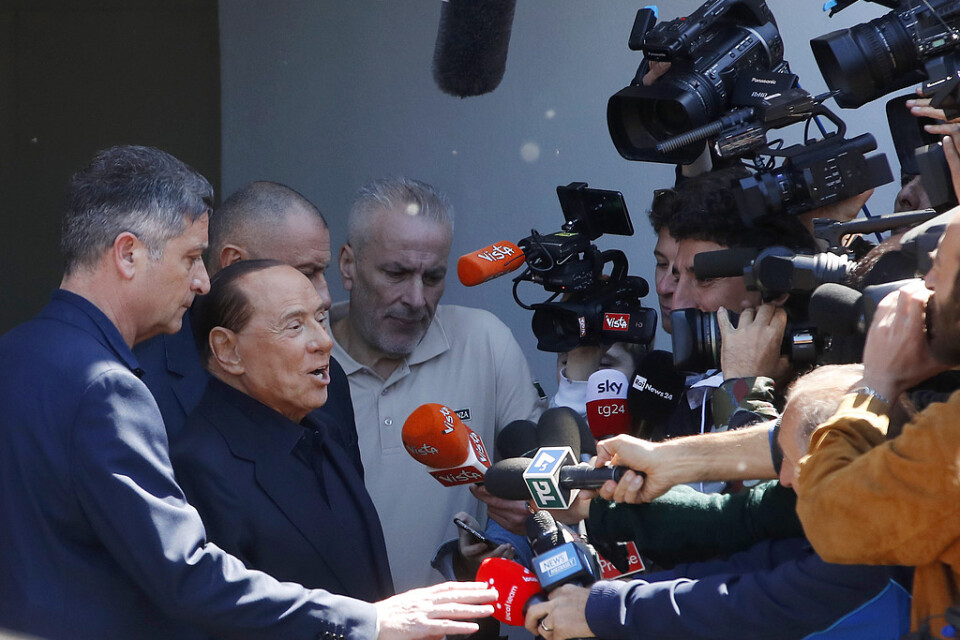 Den förre tidigare premiärministern Silvio Berlusconi pratar med journalister utanför sjukhuset San Raffaele.