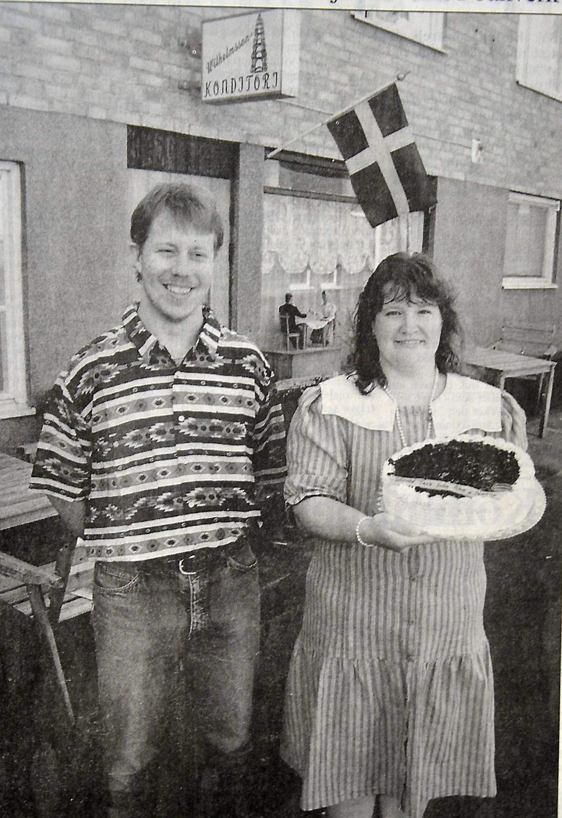 Mikael och Lena Wilhelmsson med den absolut sista tårtan på Wilhelssons bageri i Vittsjö. 
Arkiv: Ebbe Persson