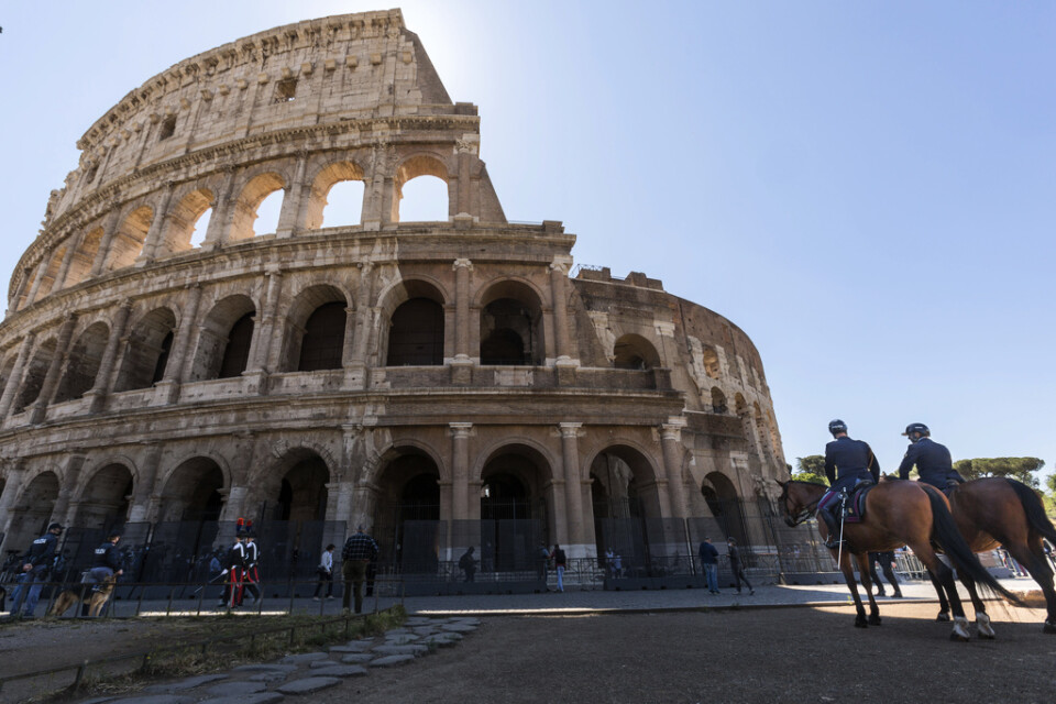 Poliser patrullerade utanför Colosseum i Rom när besöksmålet öppnade igen efter att ha varit stängt i över två månader.