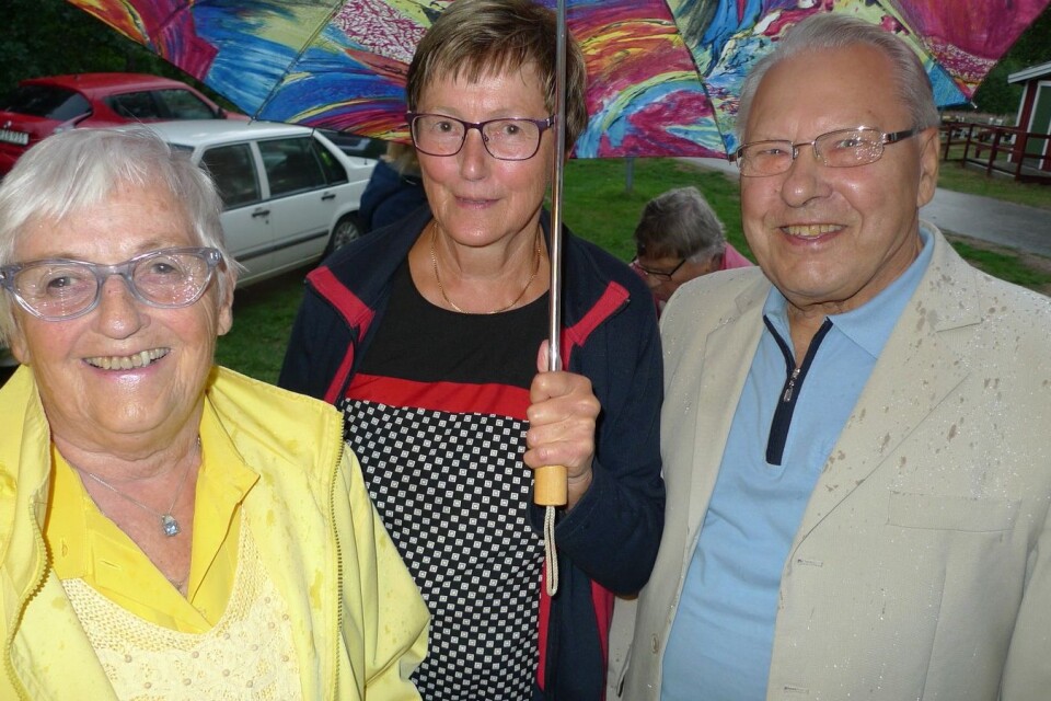 Sekreteraren Eina Frimodig i mitten med paret Lennart och Siv Salomonsson.