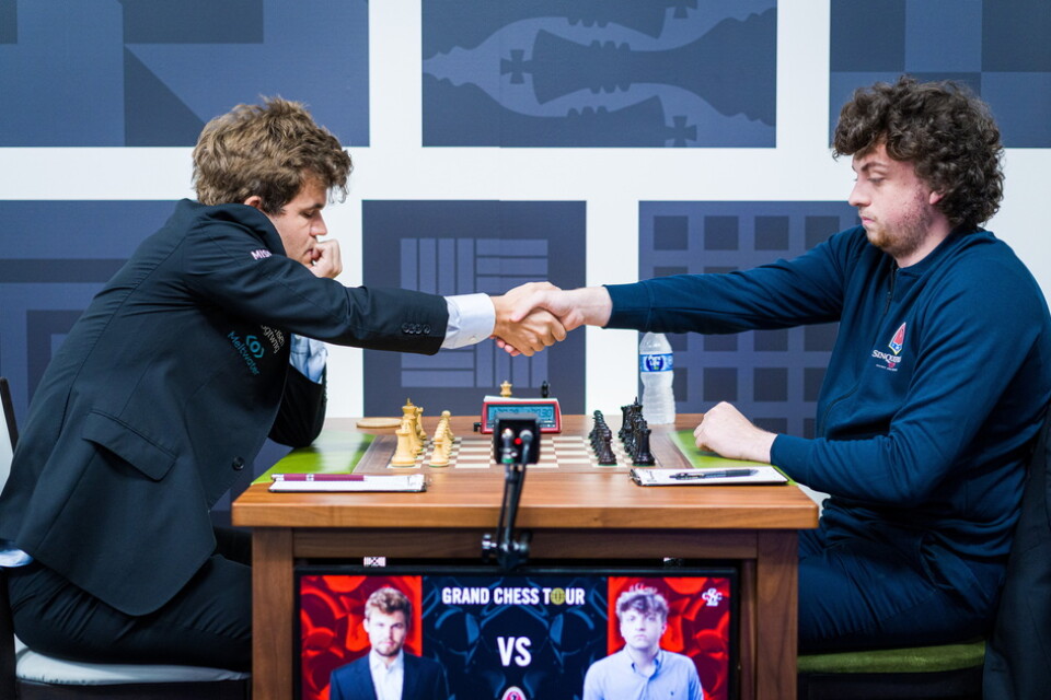 Världsmästaren Magnus Carlsen, vänster, skakar hand med Hans Niemann inför duons match på Sinquefield Cup i början av september.