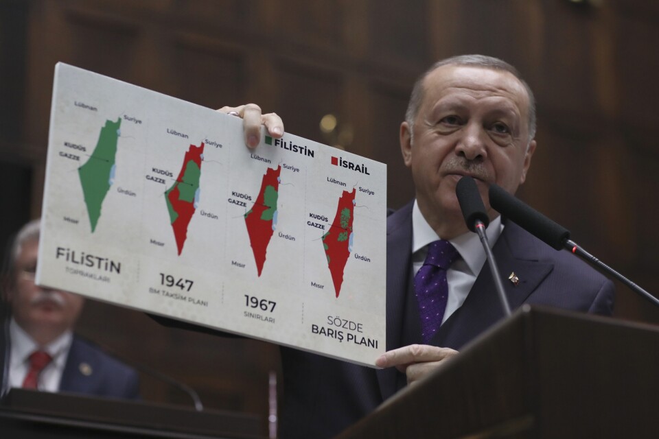 En illustration av de starka åsikterna kring Israel och de palestinska områdena: Turkiets president Recep Tayyip Erdogan håller upp kartor med det historiska Palestina, delningsplanen 1947, läget 1967 och i dag. Bilden togs i början av förra året, då USA lade fram ett nytt försök till fredsplan.
