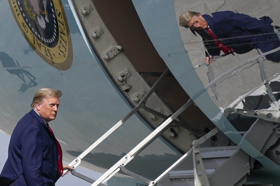 USA:s president Donald Trump stiger ombord flygplanet Air Force One på nyårsaftonen.
