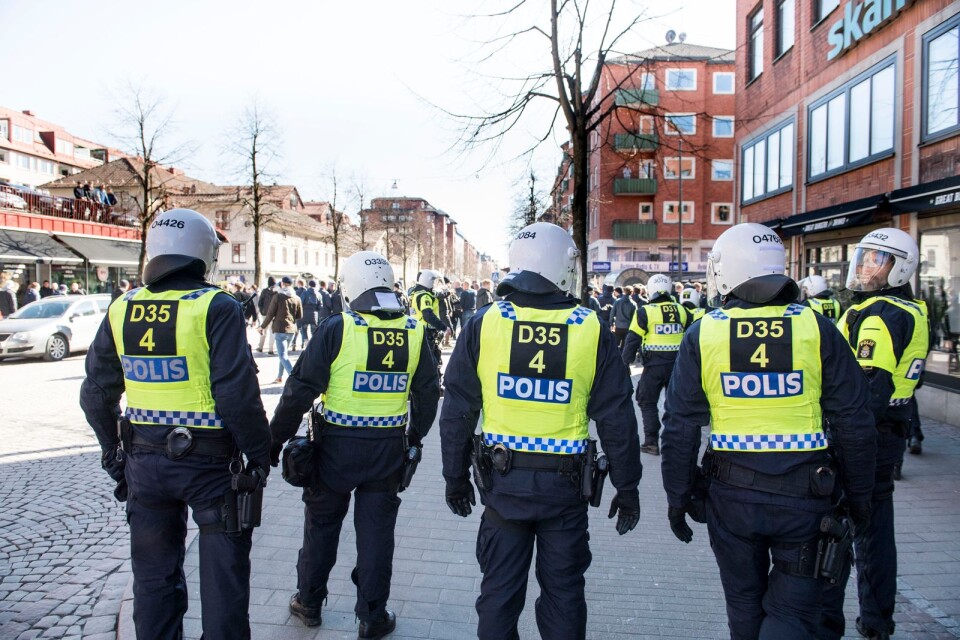 Malmöfans går till attack mot Elfsborgsfans på stan.