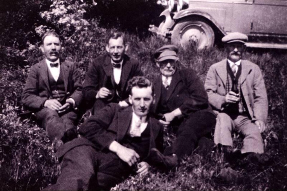Några glada herrar från Bokalyckan på utflykt, omslagsbild på boken ”Bokalyckan 1860–1950”.