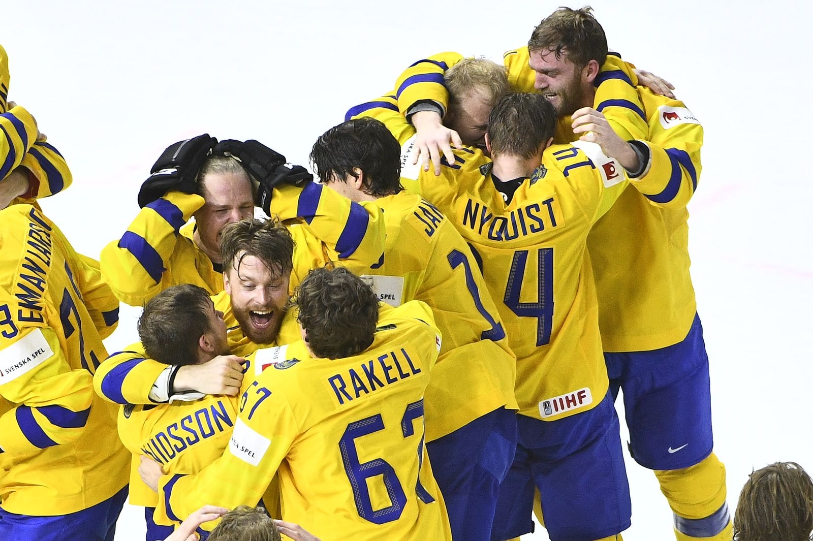 KÖPENHAMN 20180520
Sverige jublar efter segern i finalen i ishockey-VM mellan Sverige och Schweiz i Royal Arena.
Tre Kronor vann med 3ó2 efter straffläggning.
Foto: Claudio Bresciani / TT / Kod 10090 ***Bilden ingår i SPORTPAKETET. För övriga BETALBILD***
