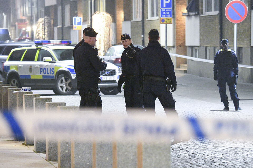 Polisen på plats efter en skottlossning I centrala Landskrona på fredagskvällen.