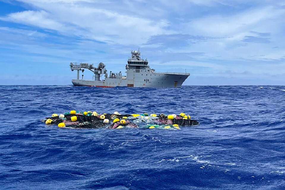 Kokainet låg och flöt ute i Stilla havet. Här har ett av den nyzeeländska flottans fartyg kommit dit för att hämta det. Fotot har distribuerats av Nya Zeelands polis.