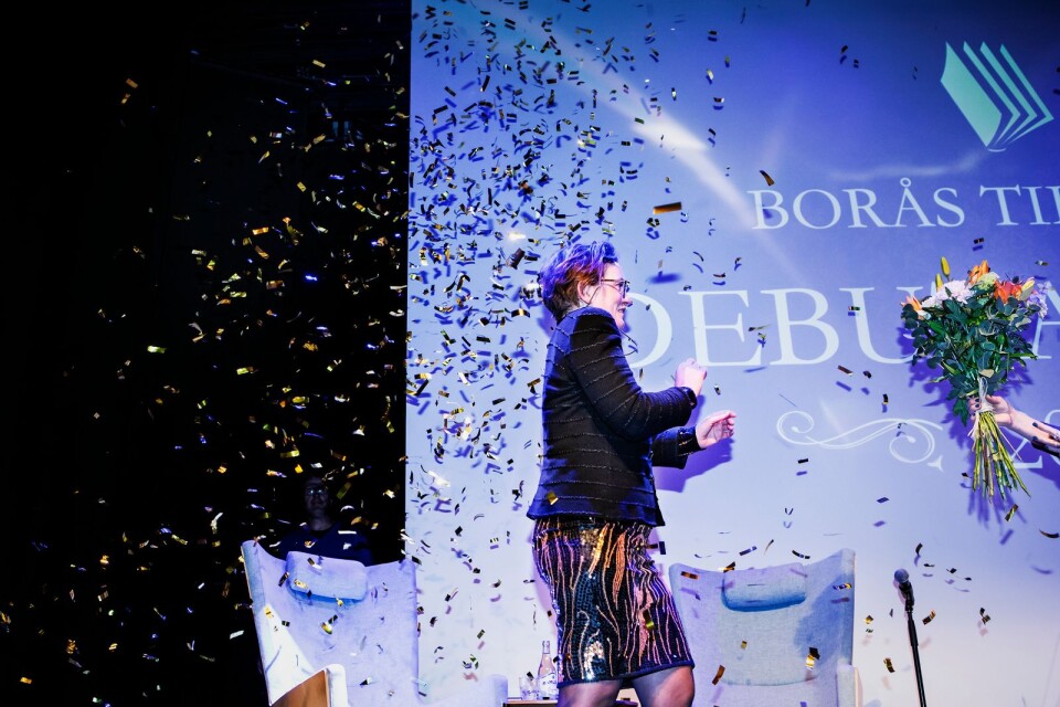 Agnes Lidbeck på scenen i Borås i måndags för att ta emot 2018 års Borås Tidnings Debutantpris.