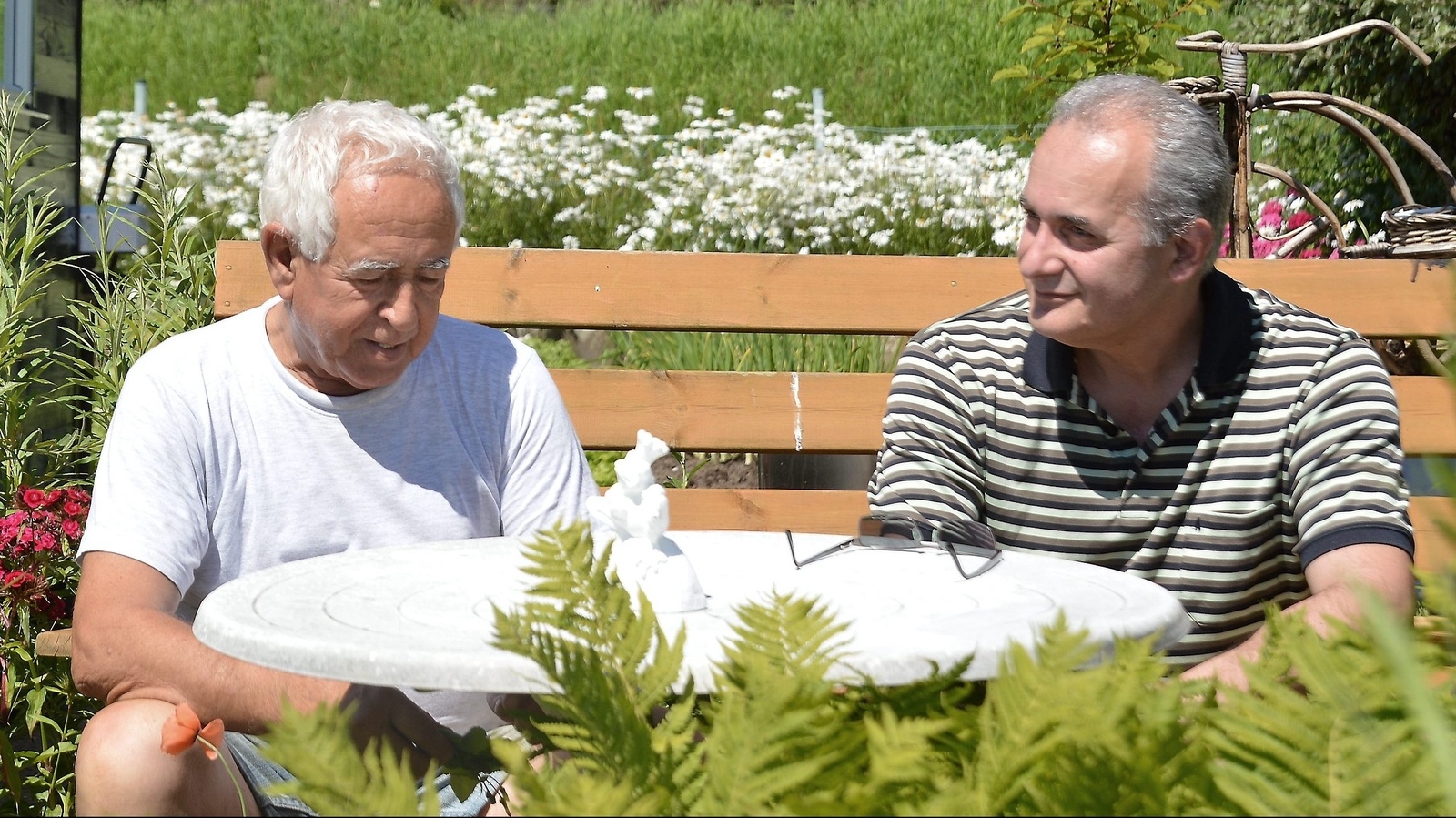 Georgios Dellios och Georgios Dalakas diskuterar grekisk politik i Vallens koloniområde. Båda ser pessimistiskt på deras forna hemlands framtid. De har ingen möjlighet att delta i söndagens folkomröstning här i Sverige. Foto: Anders Thall