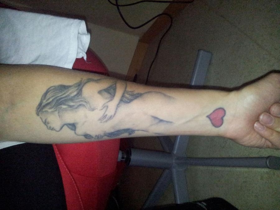 Mina första tatuering gjordes som 18åring. Ritad av min mor, till hennes egen förskräckelse (att jag gjorde fen dvs). :) /Sylvia Persson