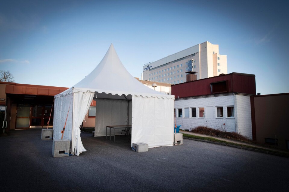 Ett av mottagningstälten finns vid sjukhuset i Karlshamn. Det andra står vid Lyckeby vårdcentral. Vid akuten i Karlskrona finns också ett tält sedan tidigare.