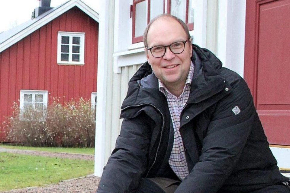 Herrljungas näringslivschef Carl-Olov Holmström har täta kontakter med företagarna i kommunen, för tillfället ofta hemifrån gården i Od.
