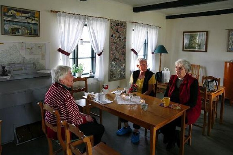 I Byahuset i Kåseberga samlas Sylvia Hansson, Britt-Inger Tärn och Ebba Jönsson för att spela kort. De träffas varje onsdag och plump står på dagens spelschema. Bild: Thorsten Persson