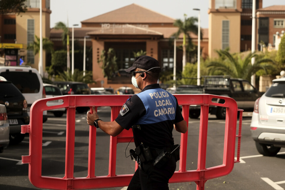 En spansk polis spärrar av ett hotell på Teneriffa. Omkring 1|000 hotellgäster har satts i karantän på den spanska ön.