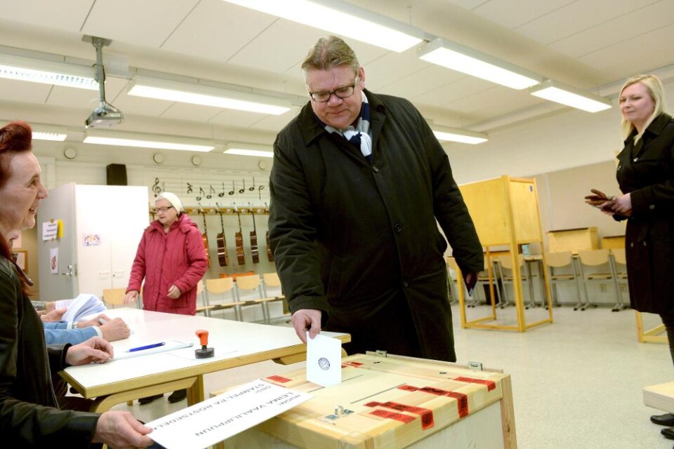Vallokalerna har öppnat i Finland. 4,5 miljoner röstberättigade finländare ska välja en ny regering. Den stora striden står om andraplatsen - och om vem som ska få samregera med Centerpartiet. Havererat samarbete inom den nuvarande regeringen och en eko