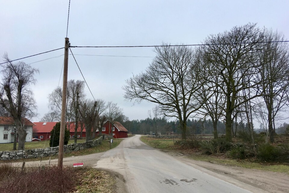 På många håll i Torsås kommun hänger elledningarna fortfarande i luften.