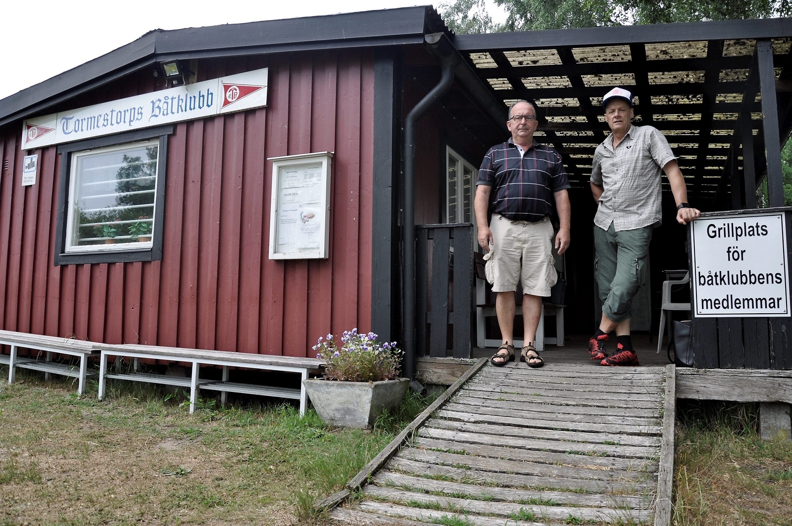 Båtlivet lockar Göran Persson och Lars Lindborg, här vid klubbhuset som byggdes med gamla P2-förråd.