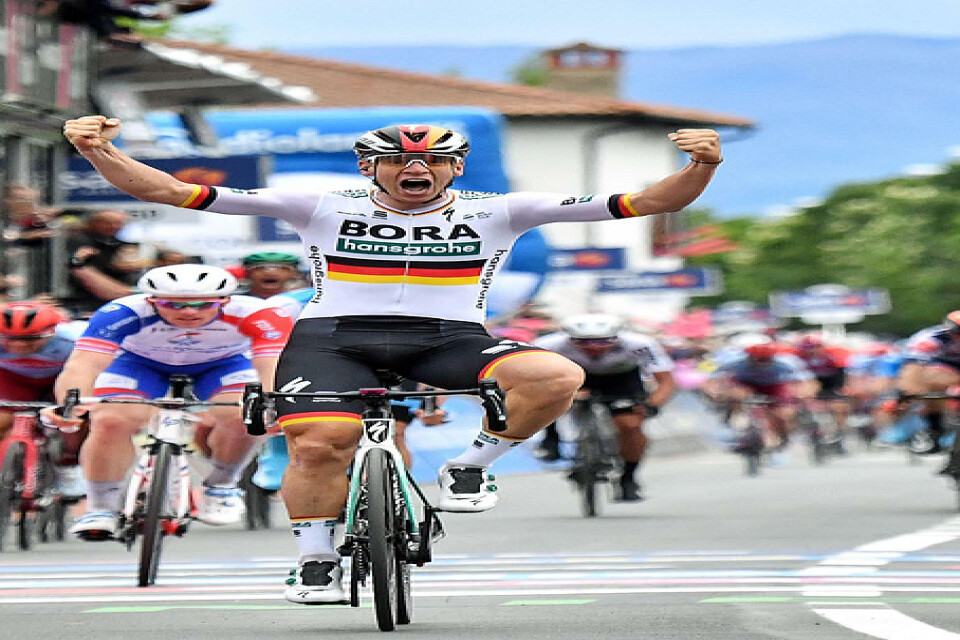 Pascal Ackermann, mitten, kunde jubla efter cykelkarriärens första stora etappseger i Giro d'Italia.