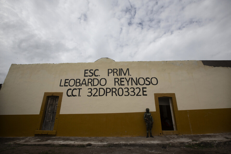 Säkerhetsstyrkor och militär vaktar bland annat skolor i den mexikanska delstaten Zacatecas. Arkivbild.